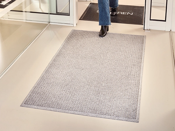 Performance et Durabilité du Tapis Absorbant Waterhog à services